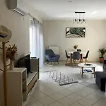Stephanie's Place - Charming With Sea View Apartment *